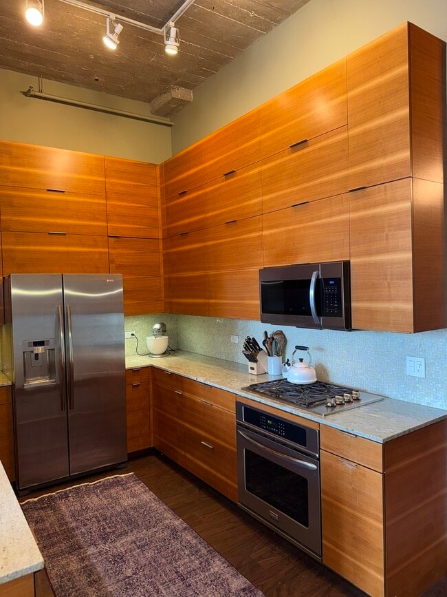 Building Photo - 320 E 21st St