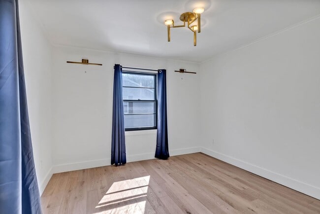 Building Photo - Beautifully furnished short-term rental in...