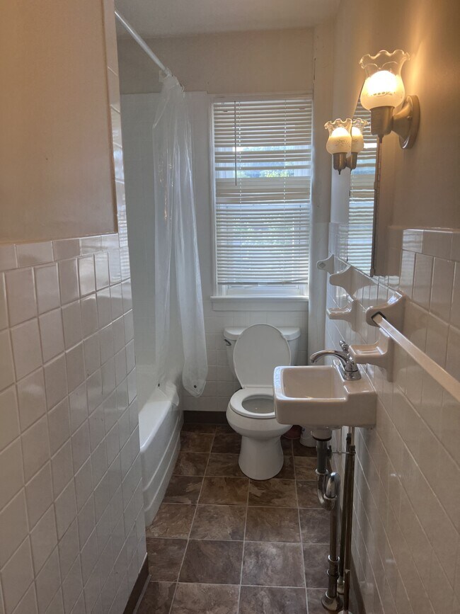 Building Photo - 628 E Lincoln Hwy