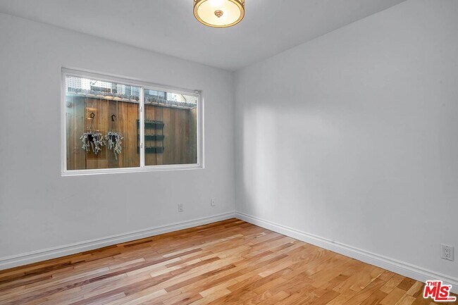 Building Photo - 927 21st St