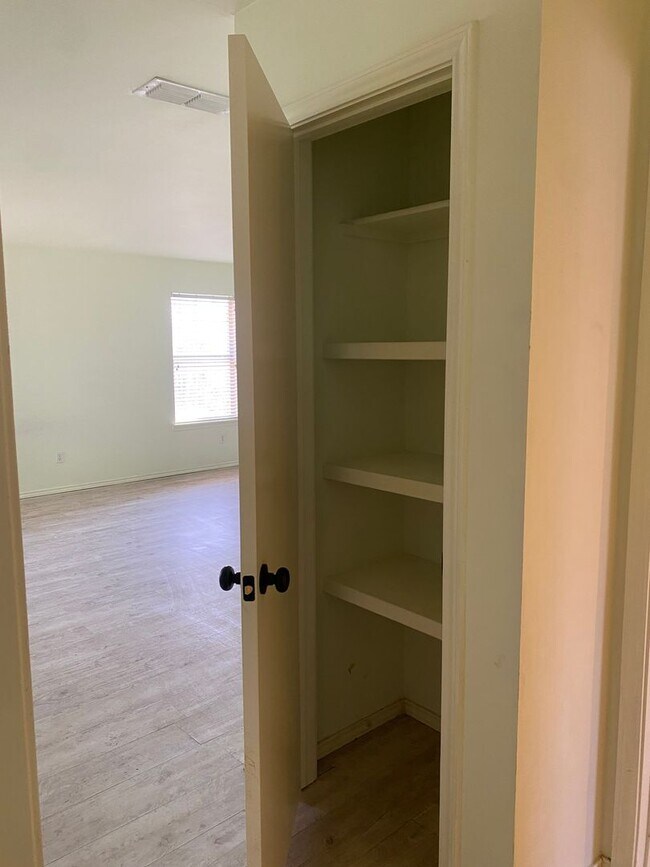 Building Photo - 3/2/2 Cozy Brick Home in South Lubbock!