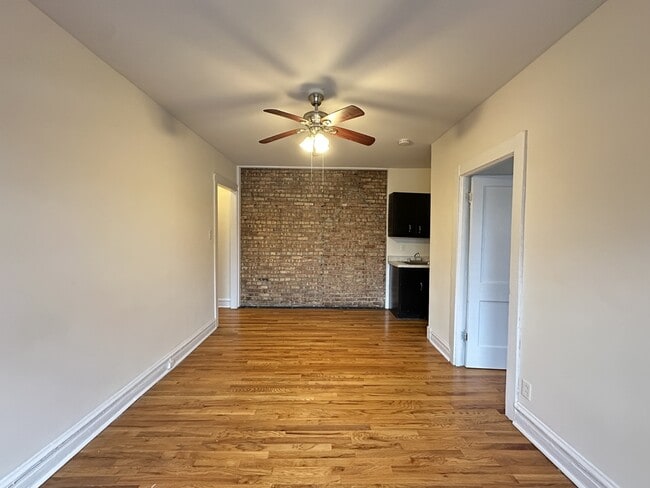 Building Photo - 960 W Cornelia Ave