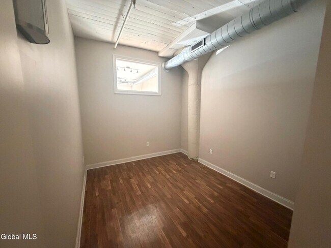 Building Photo - 733 Broadway