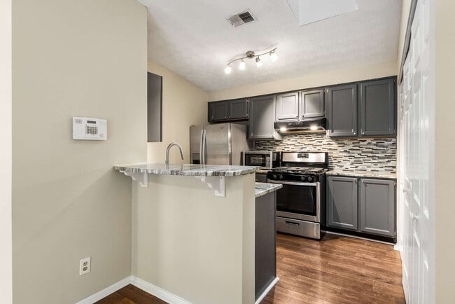 Building Photo - Great Location 2nd Floor Condo