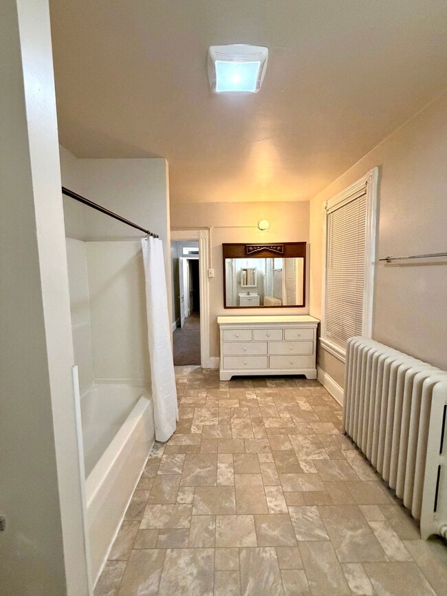 Building Photo - 526 Howard Ave