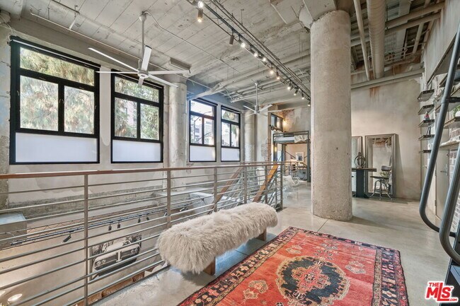 Building Photo - 330 W 11th St