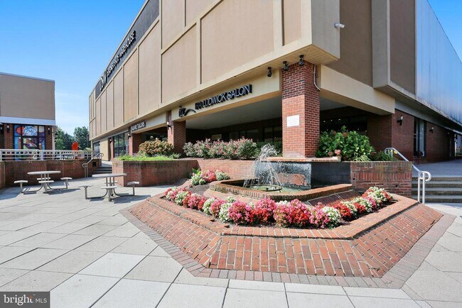 Building Photo - 6048 Rossmore Dr