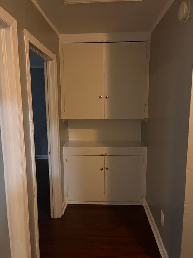 Building Photo - QUAINT 2 BEDROOM MINUTES FROM DOWNTOWN RALEIGH!