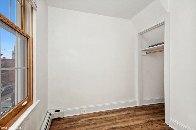 Building Photo - Stylishly Renovated 3 Bedroom 2 bathroom House