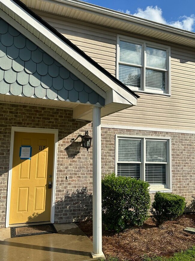 Building Photo - 2 bed 2.5 bath in Stockbridge!