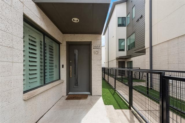 Building Photo - 2107 Bennett Ave