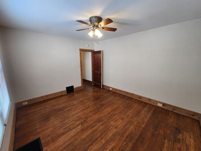 Building Photo - Great House in Rock Island  2 Bedroom