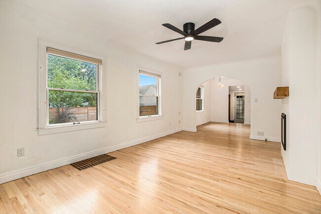 Building Photo - 2520 Oakdale Dr