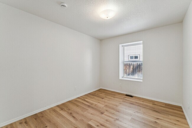 Building Photo - 5360 N Noble Fir Ave