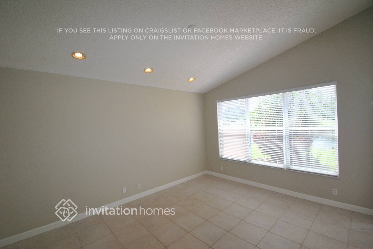 Building Photo - 9496 Lago Dr