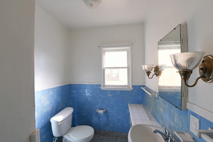 Building Photo - 913 Le Doux Rd