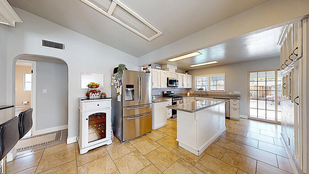 Building Photo - 204 N Santa Ana Ave