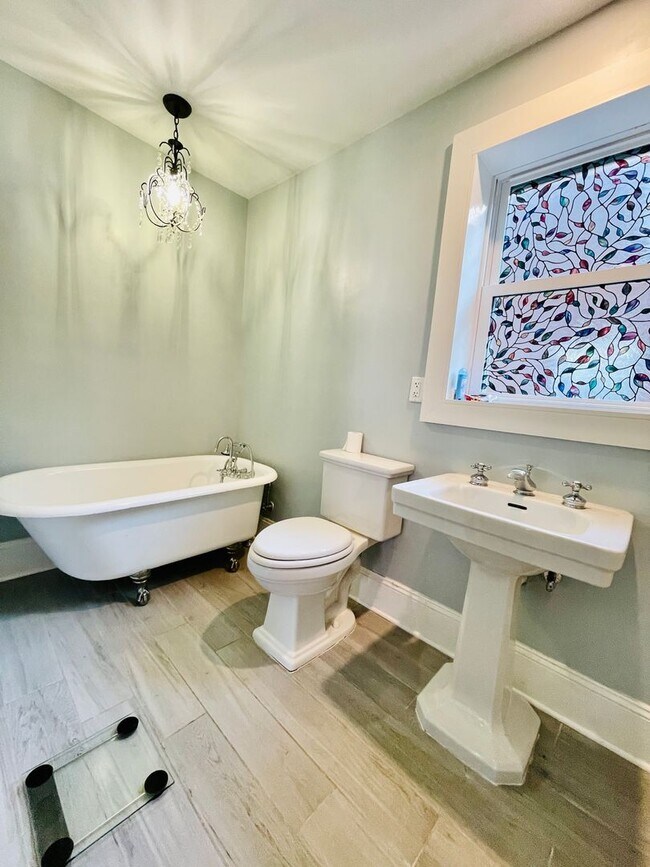 Building Photo - Beautiful Renovated 3 Bed 2 Bath Close to Downtown and UK