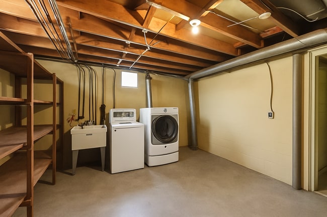 Building Photo - 231 Schilling St