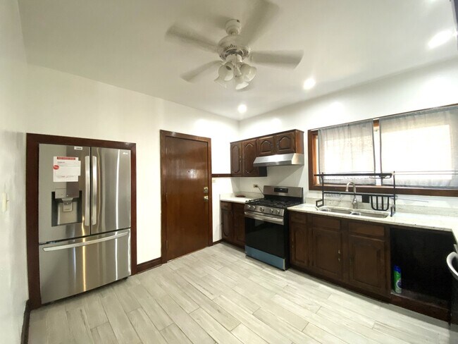 Building Photo - 5434 N Spaulding Ave
