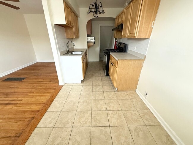 Building Photo - Gorgeous 3-Bed Townhome in Lawncrest! Available NOW!