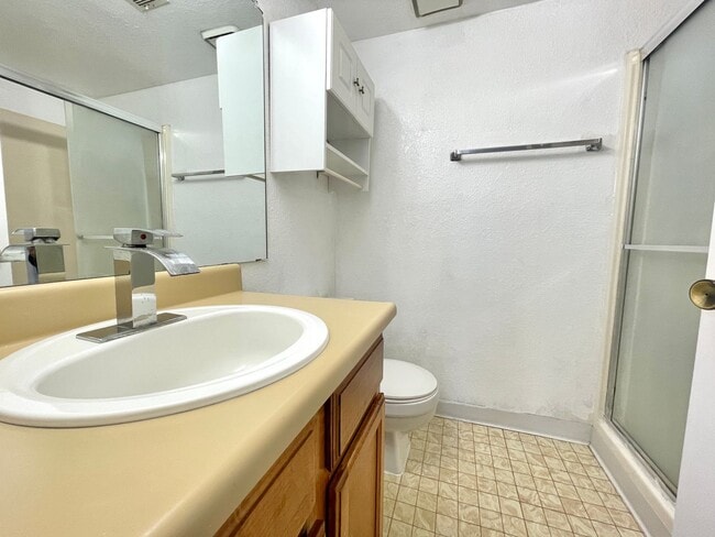 Building Photo - Cozy 2 Bedroom 2.5 Bathroom In The Heart of ABQ!