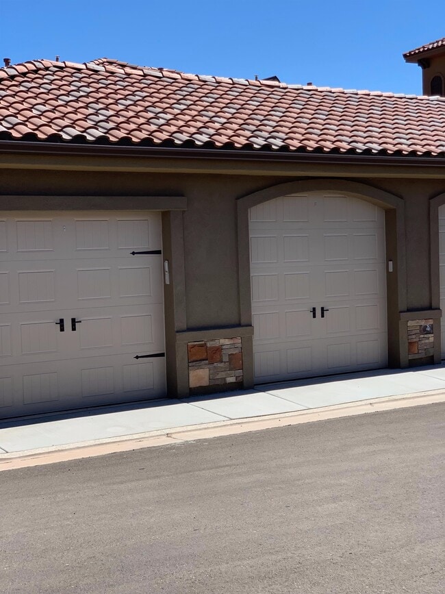 Building Photo - 810 S Dixie Dr