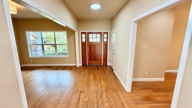 Building Photo - Desirable Mountain View 4 Bed + 3.5 Bath + Office Home. Close to Downtown Mountain View. Great Lo...