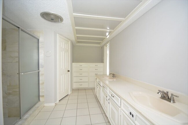 Building Photo - 538 Longview Dr