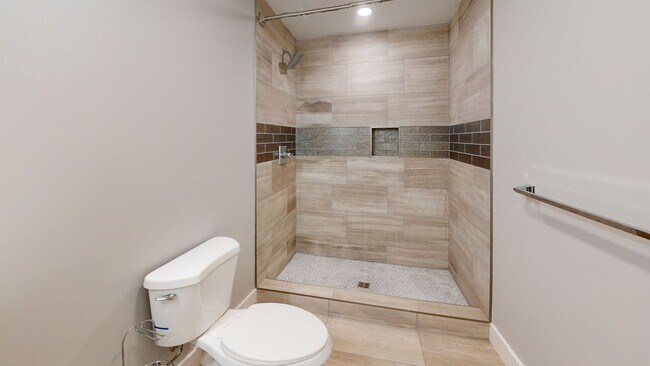 Building Photo - FA1315 18BR TRIPLEX (6/6/6)