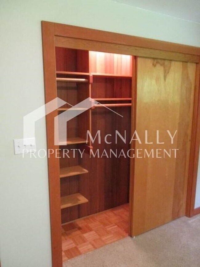 Building Photo - Craftsman Home with Detached 2-Car Garage Near Uptown & Narrows Bridge