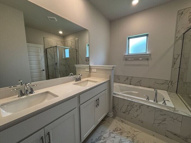 Building Photo - Look and lease in Athens