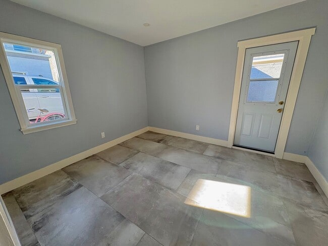 Building Photo - Bright and fresh Lawndale front house