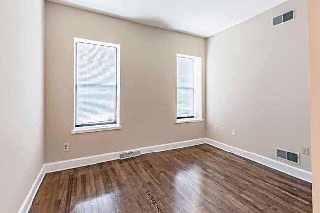 Building Photo - 811 N Van Buren St