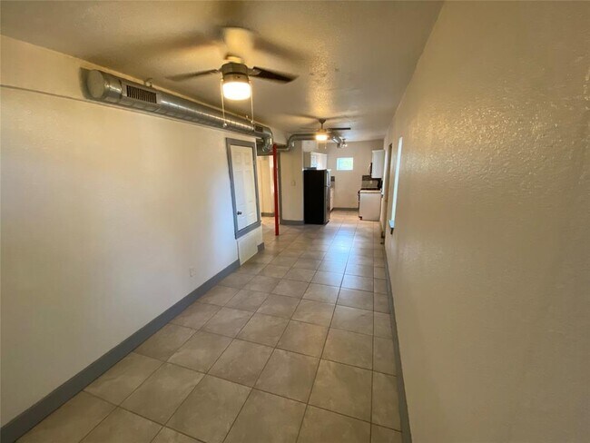 Building Photo - 2103 Rosewood Ave