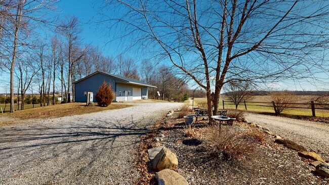 Building Photo - Beautiful county home, ranch with extra bu...