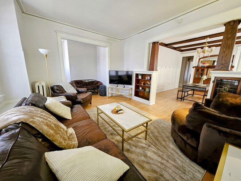 Building Photo - 2942 N Frederick Ave