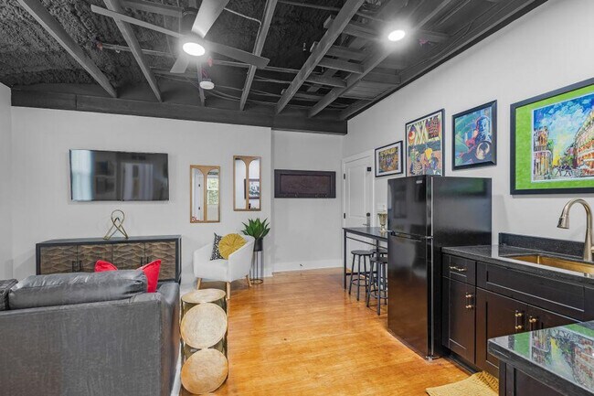 Building Photo - 156 Camellia St