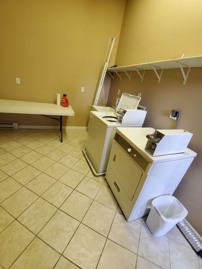 Building Photo - 1 Bedroom Upper Apartment Downtown Clinton