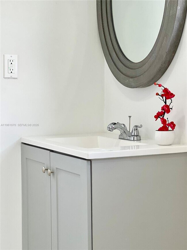 Building Photo - 931 NW 35th Ave