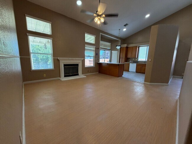 Building Photo - AVAILABLE NOW! Come view this 5 Bedroom single family home in Rocklin!