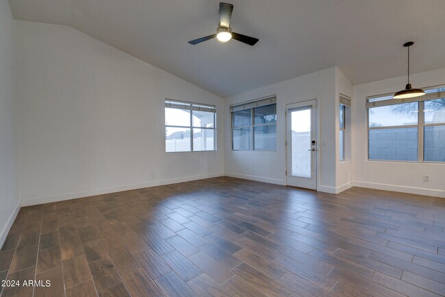 Building Photo - 2203 E Crest Ln