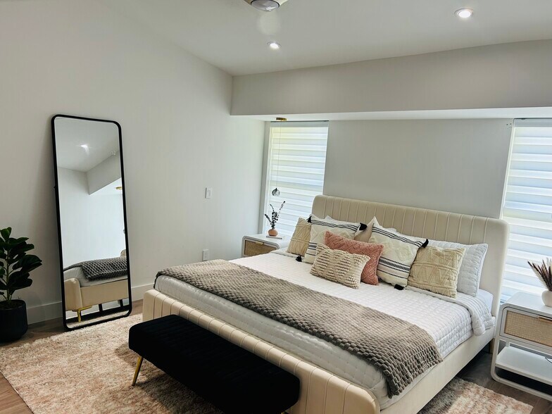 Building Photo - 6205 SE Circle St