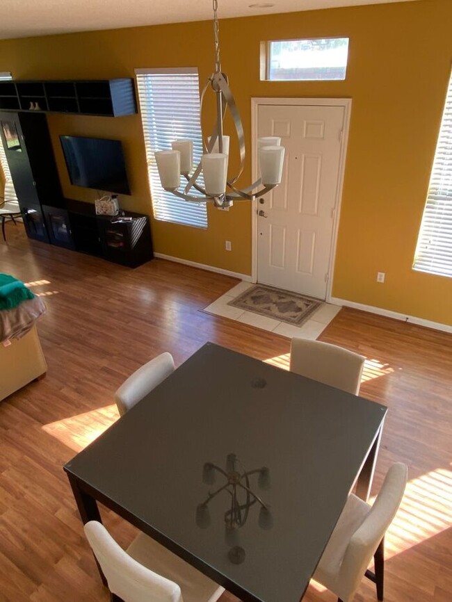 Building Photo - Fully Furnished Town House 3 Bedroom/2.5 B...