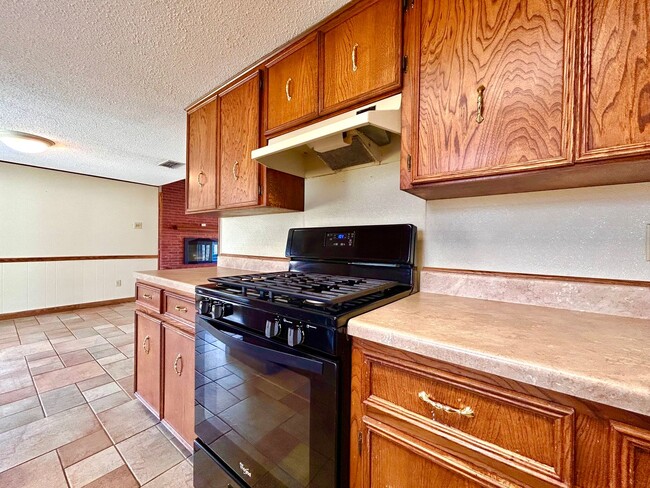 Building Photo - Warm & Inviting 3 Bed, 2 Bath Home with 2-Car Garage & Fireplace