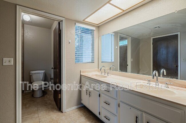 Building Photo - 2256 W Lindner Ave