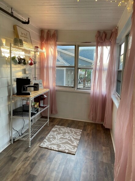Sunroom - 18 Bradley St