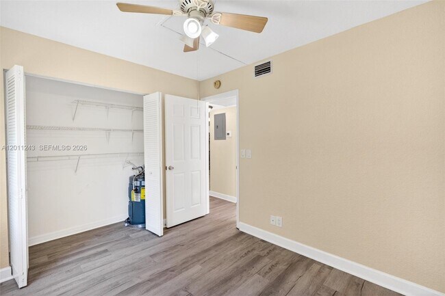 Building Photo - 1028 Twin Lakes Dr