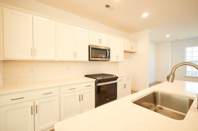 Building Photo - 13868 Randolph Pond Ln