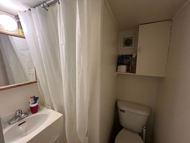 Building Photo - Studio apartment near WWU!